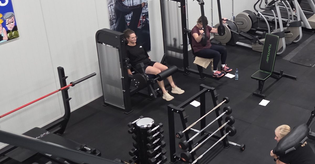 Krachttraining op de apparaten bij Fitness Bemmel